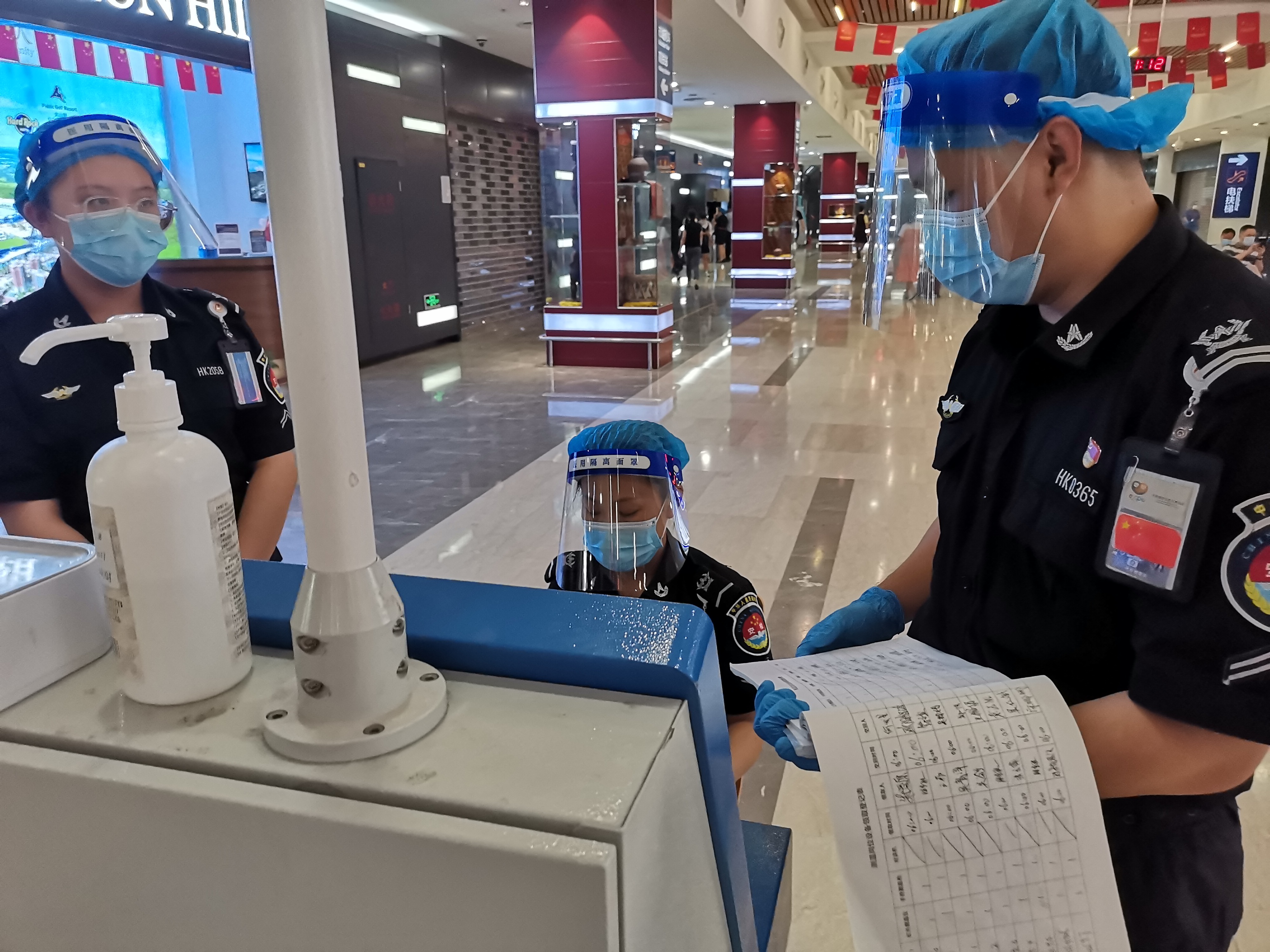 国庆我在岗美兰机场安检员莫壮江防控疫情坚守航空安全第一线