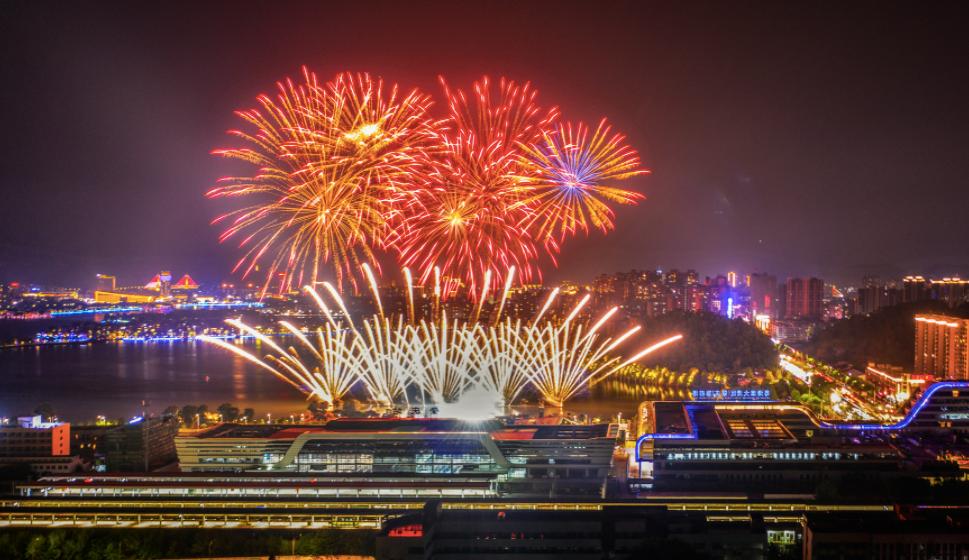 璀璨焰火点亮夜空!今年国庆,肇庆给你不一样的好玩