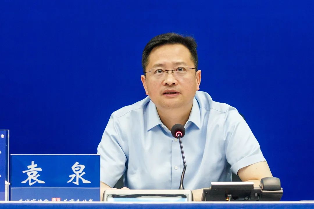 今天上午,区委副书记,区长袁泉前往区城运中心指挥大厅,与各街镇,区