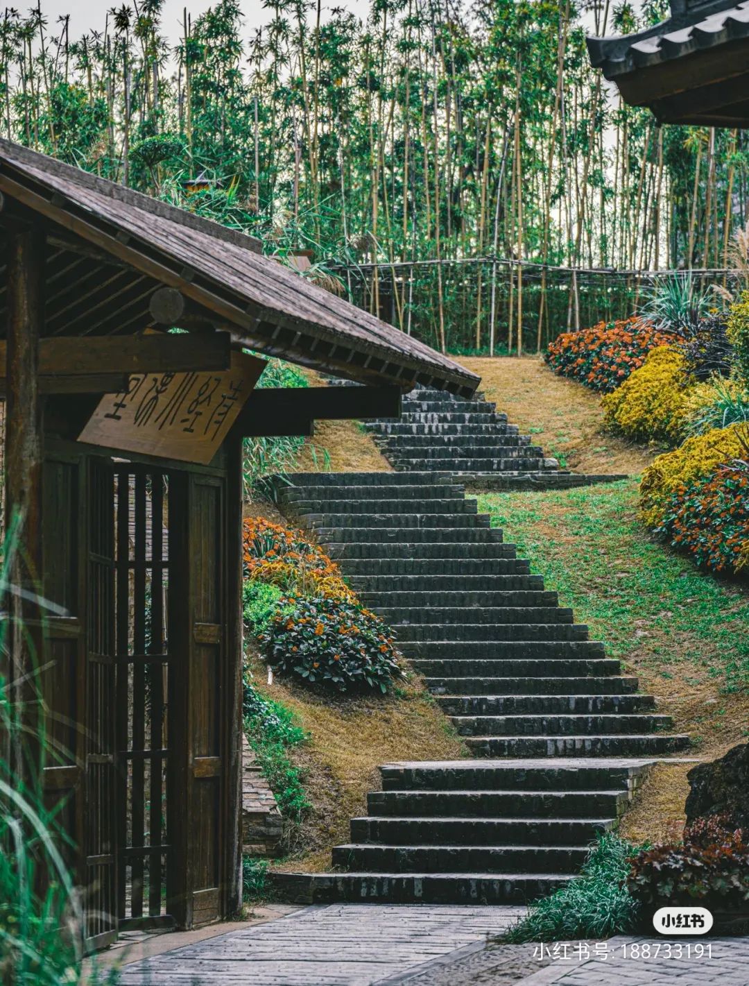 顾名思义,这里是以诗经为主题的特色小镇,有国风广场,鹿鸣食街,小雅书