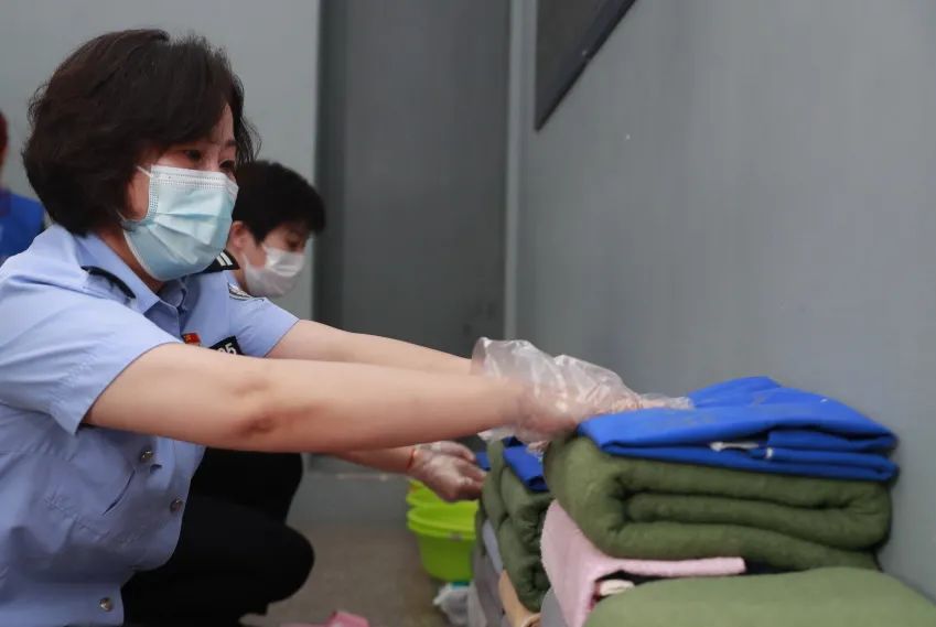 全国公安系统二级英雄模范李佳【嘉定区看守所所长】下午,李佳来到监