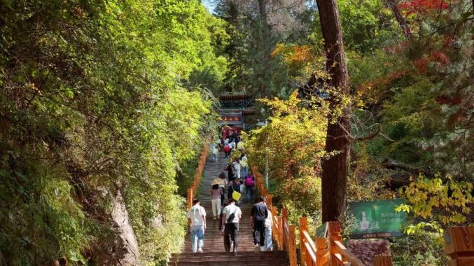 國慶出遊榆中興隆山景區邀您登山賞紅葉