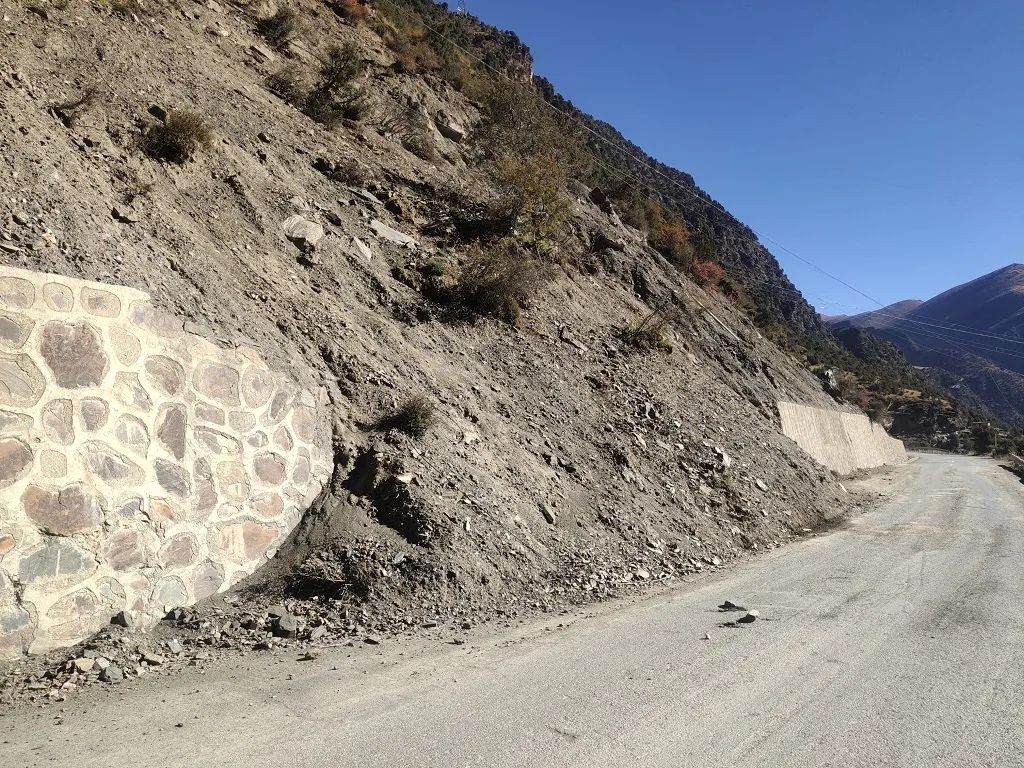 隐患二:位于558国道272km 500m处,行政区域:比如县茶曲乡;因山体滑坡