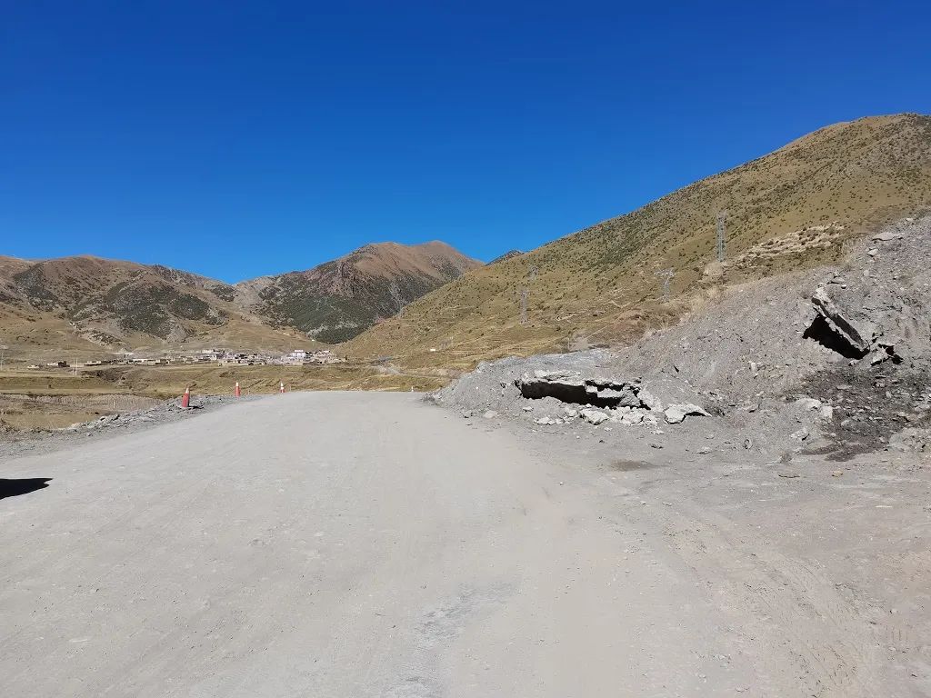 隐患三:位于558国道264km 950m处,行政区域:比如县茶曲乡;因山体滑坡