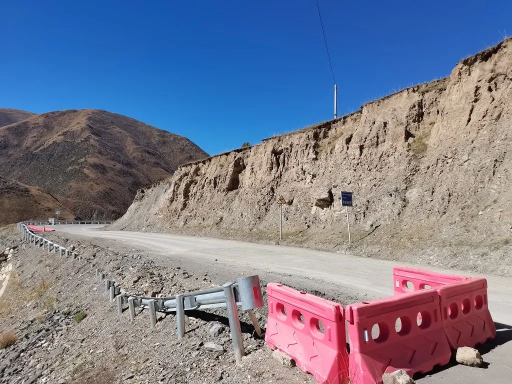 隐患四:位于558国道259km 230m处,行政区域:比如县茶曲乡;因路基下陷