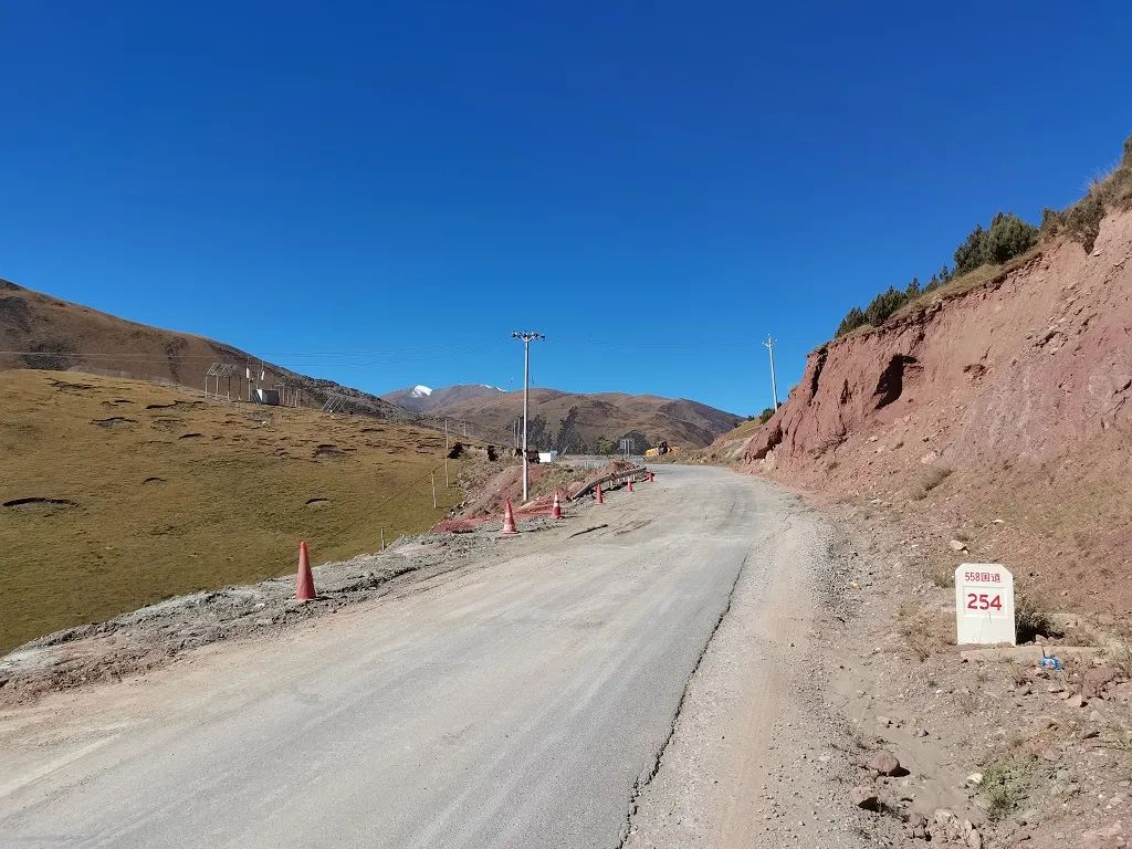 隐患五:位于558国道254km处,行政区域:比如县茶曲乡;因路基下陷,道路