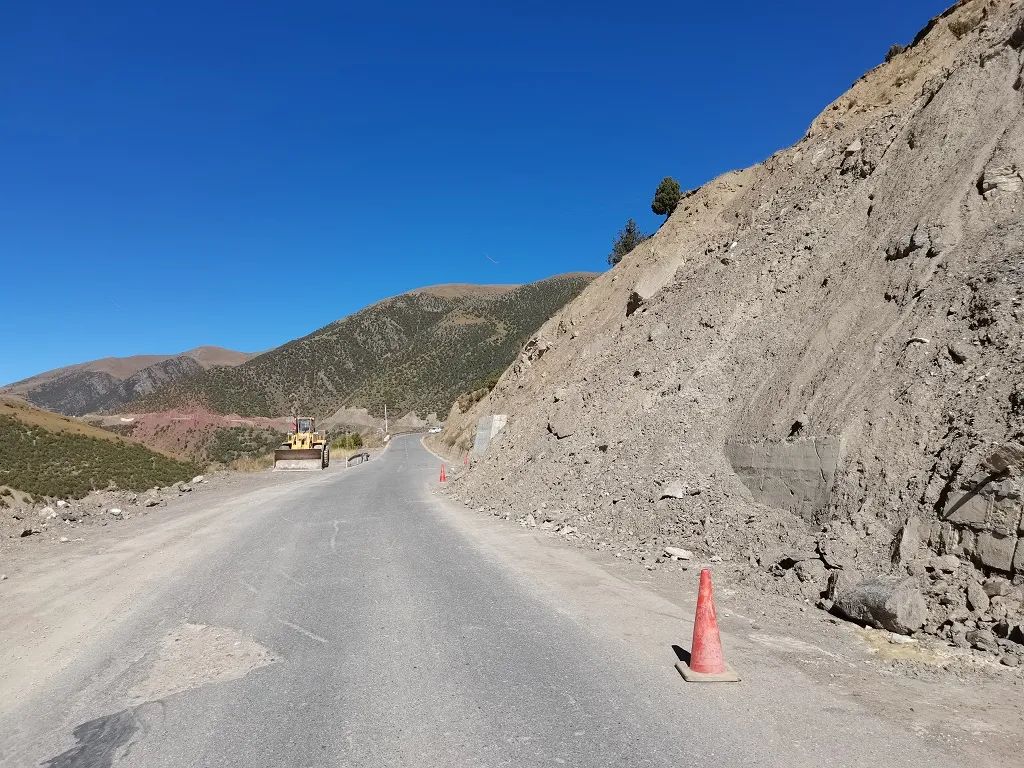 隐患六:位于558国道251km 800m处,行政区域:比如县茶曲乡;因山体滑坡