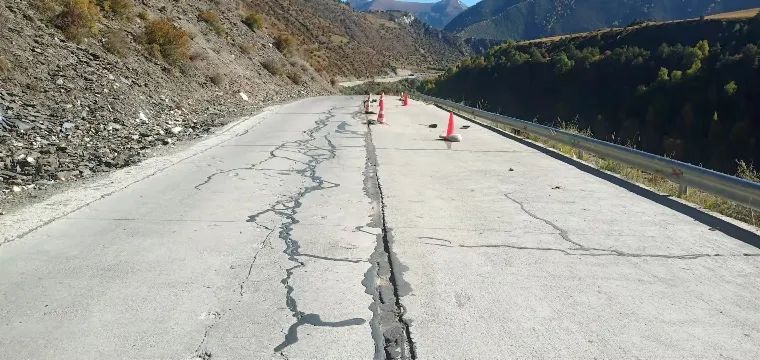 隐患十:位于558国道136km 880m处,行政区域:比如县白嘎乡;因路基下沉