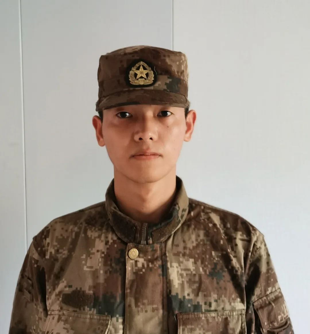 钱张鹏缪馨颍,2019年9月入伍,火箭军.现就读于设计学院1901整合创新.