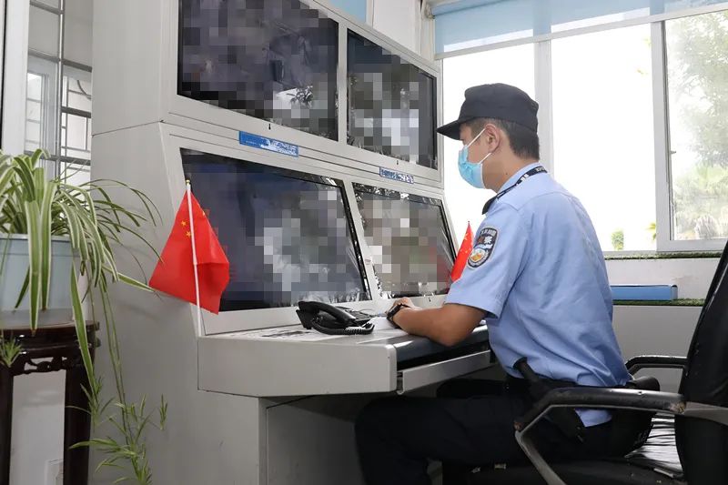 监狱警察的旅行日记