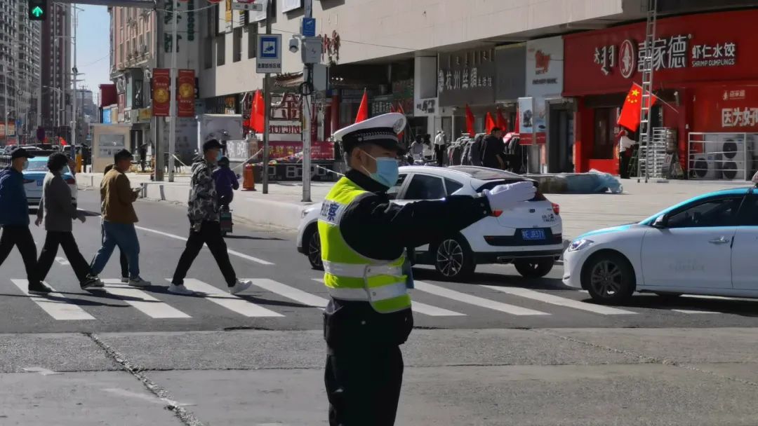 【守護平安 警察站崗】呼倫貝爾交警用堅守向祖國獻禮 用擔當護道路