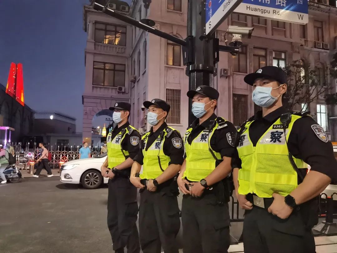 虹口公安分局支队民警李俊,常百艇在开展武装巡逻期间发现一名约60岁