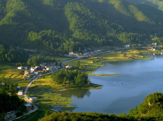 三屯村地处百花湖镇中南部,坐落在贵阳市饮用水源保护地之一的百花