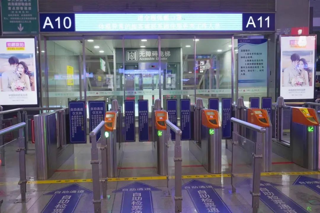 换乘在成都东站中转换乘的旅客无需出站按照站台中转换乘指引标识到达