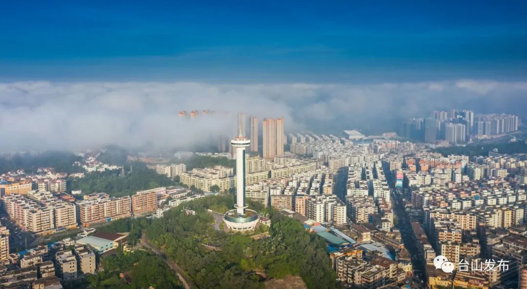 这座美丽的城市向四面八方轻拂蔓延洁白的雾气请看视频点上方台山发布
