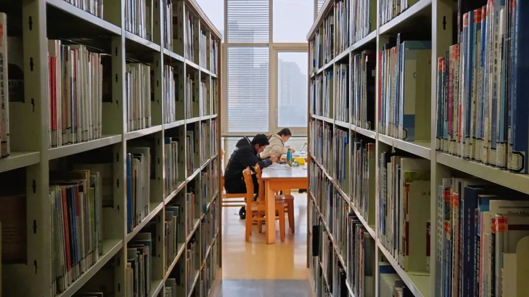 图书馆馆藏资源丰富,涵盖人文科学,社会科学,自然科学与应用技术等