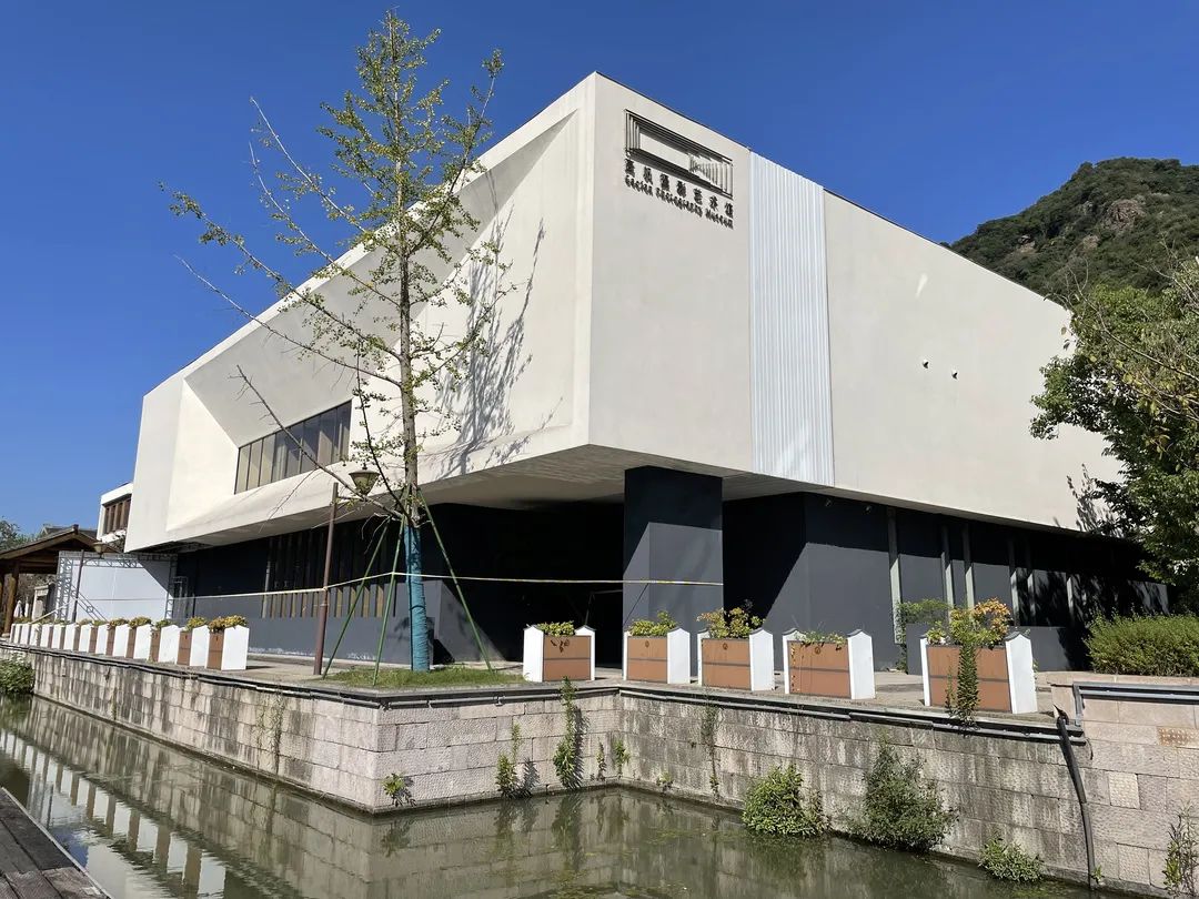 本报主播魏乐钇,黄婷带领大家来到萧山湘湖金融小镇的高帆摄影艺术馆