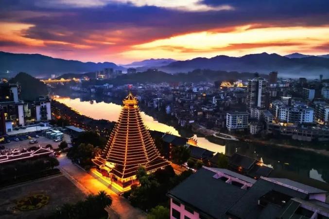 被誉为"侗乡第一楼"的三江鼓楼是三江标志