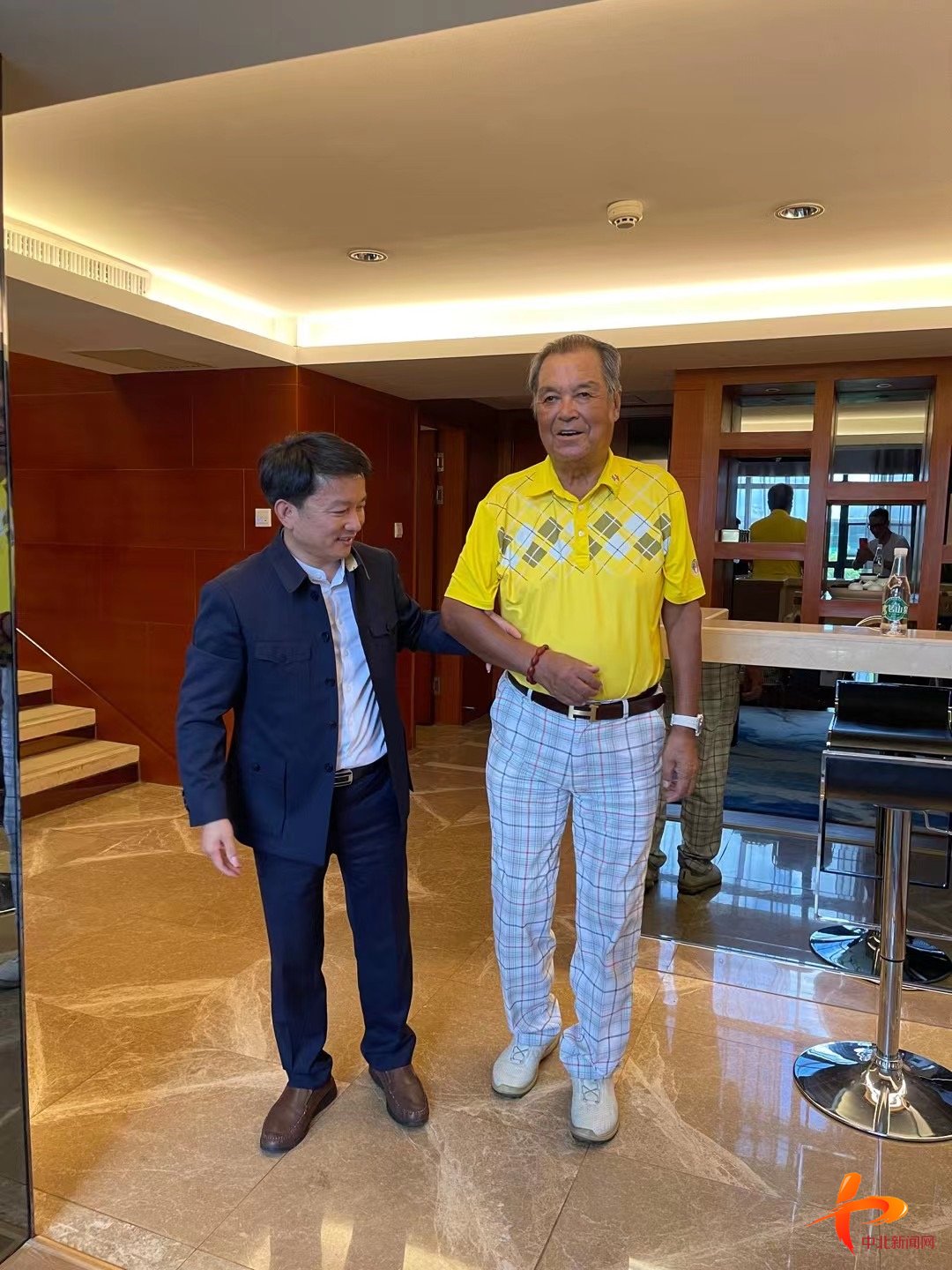 赶马商城王子清与中国原建设部部长林汉雄歌手谢军亲切交流