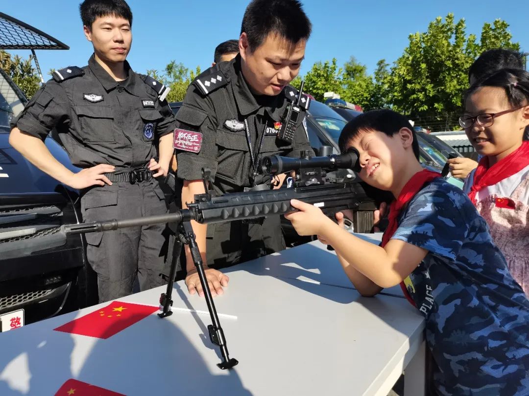 國慶我在崗國慶假期裡孩子眼中特警蜀黍的別樣警色