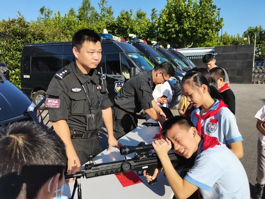 國慶我在崗國慶假期裡孩子眼中特警蜀黍的別樣警色