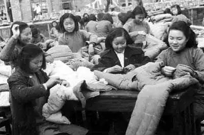 人民手中线，战士身上衣。图为武汉一女中的学生利用课余时间为志愿军缝制棉衣