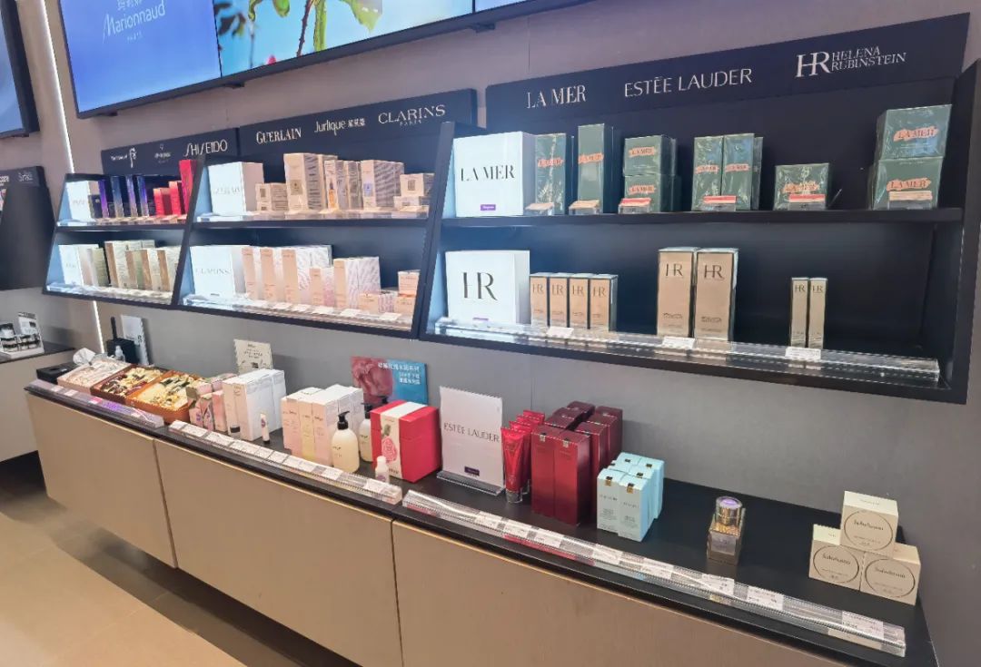 去年,屈臣氏将玛莉娜引入中国,玛莉娜和屈臣氏全球首家融合店在五角场