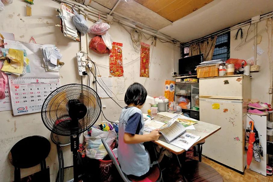 图为基层市民居住在环境恶劣的劏房内(香港文汇网资料图)