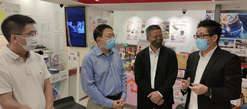 4日下午，尹宗华副主任走访6家中小旅行社，与香港中国旅行社负责人交流。