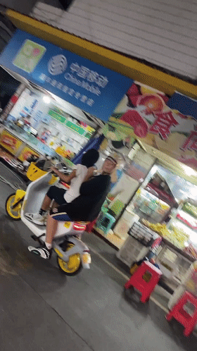电动车上男子头戴日本军帽，视频截图