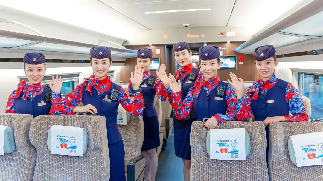 设计独具特色 这款制服 是郑州局集团公司为担当 复兴号动车组的列车