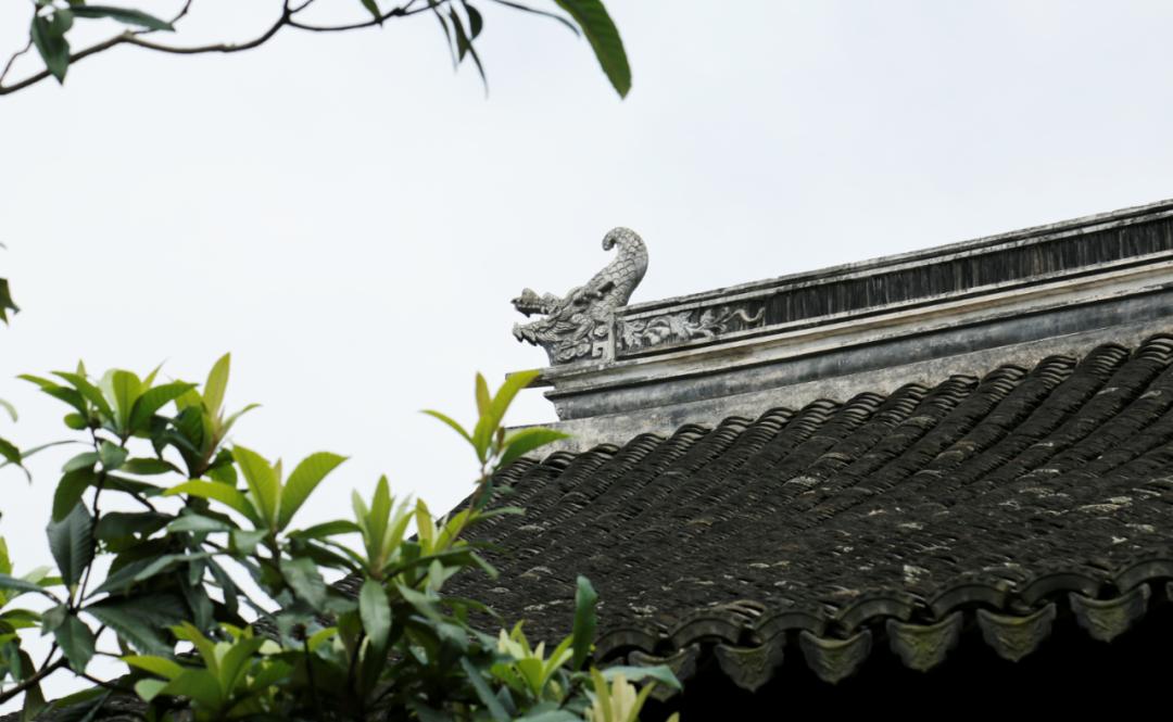 凝德堂哺龙脊而所有的屋脊瓦作均不会超出攀脊的两端,这是因为,两端的