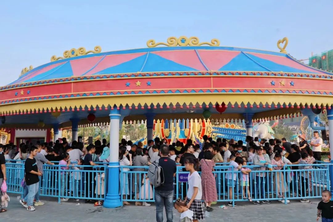 国庆期间射阳安徒生童话乐园火了人潮人涌