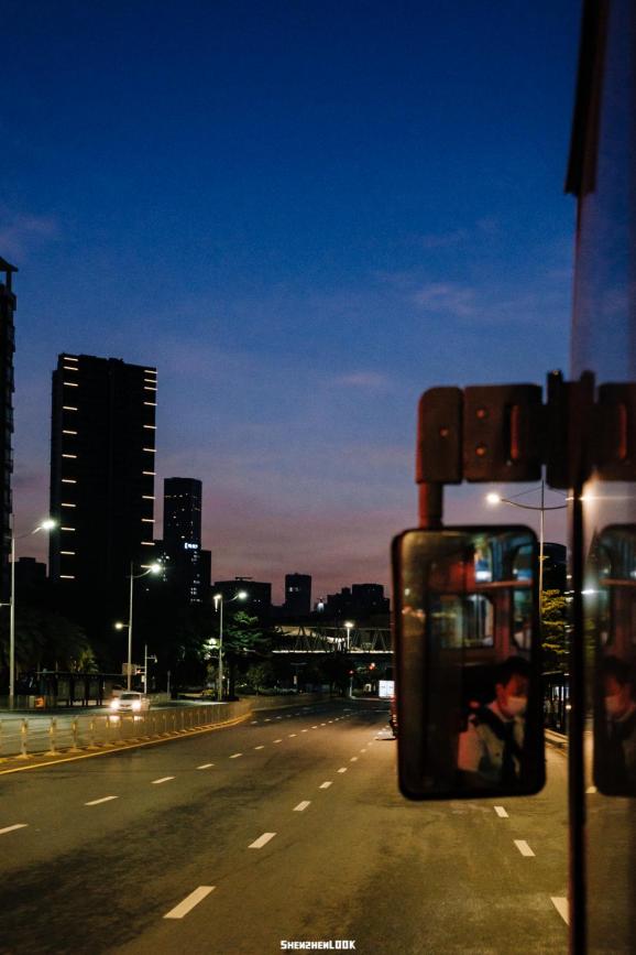 凌晨4点的公交车藏着真实的深圳