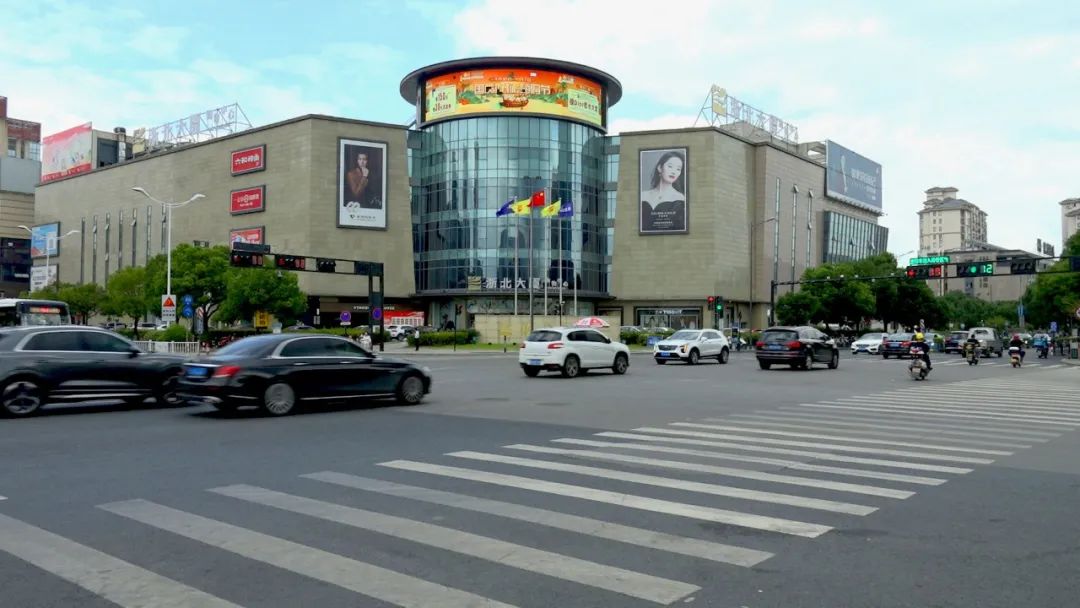 "10月6日,在南浔吾悦广场中庭内,一名儿童正抱着自己刚从真人娃娃机里