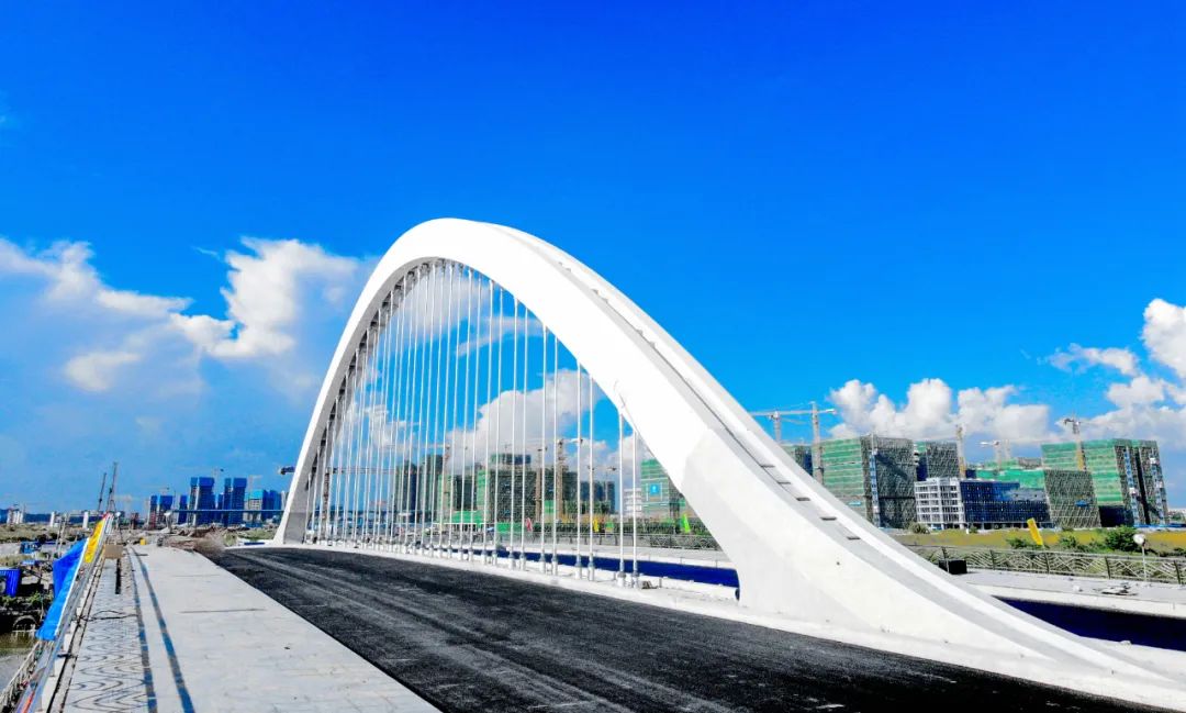 这绝对是新区日后颜值担当观其貌,察其色最新耸立了两座大桥新区环岛