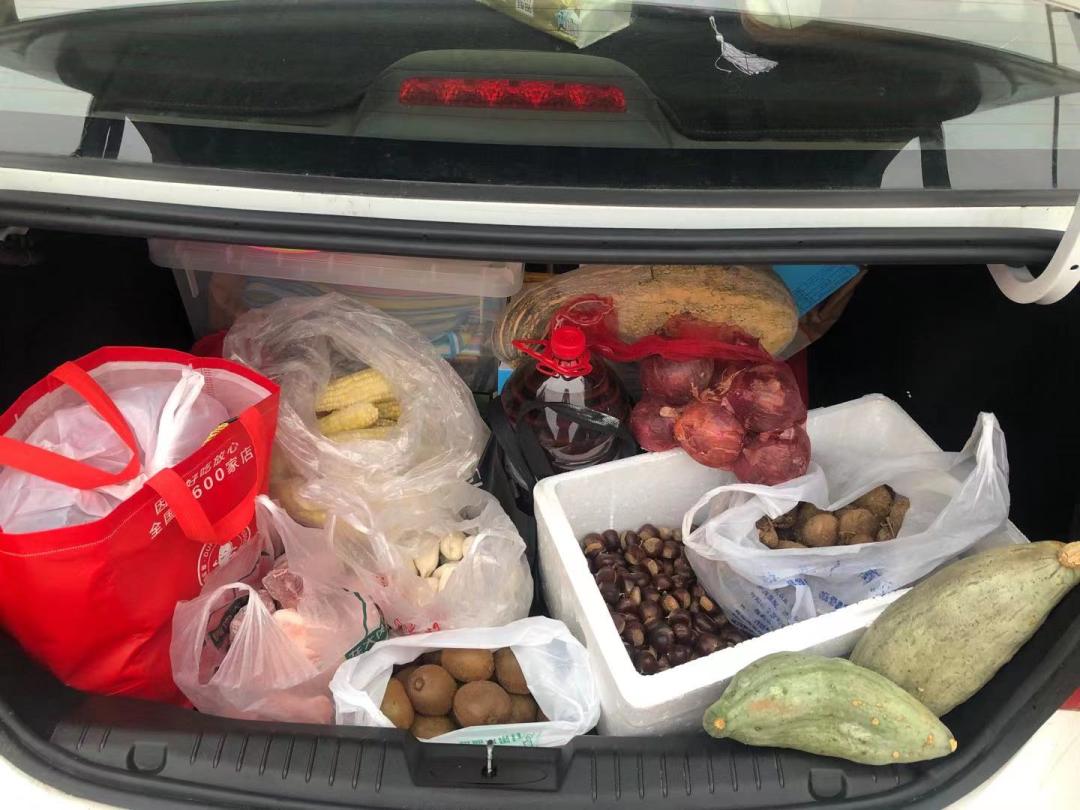 泪目!假期返程扎心一幕,刺痛1.5亿人的心:后备箱装不下父母的爱