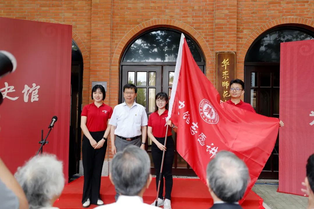 和在开馆仪式现场的原校党委书记张济顺,童世骏,原校长张瑞琨,王建磐