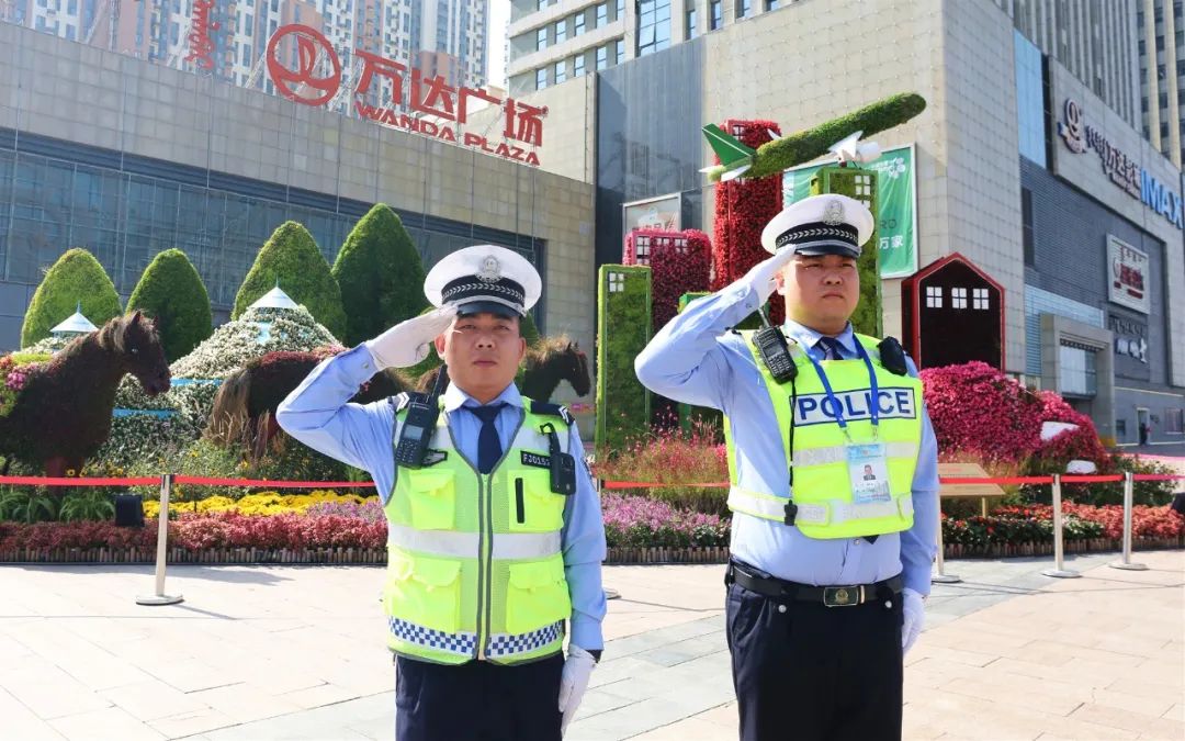 国庆我在岗交警叔叔不放假护航保畅不打烊