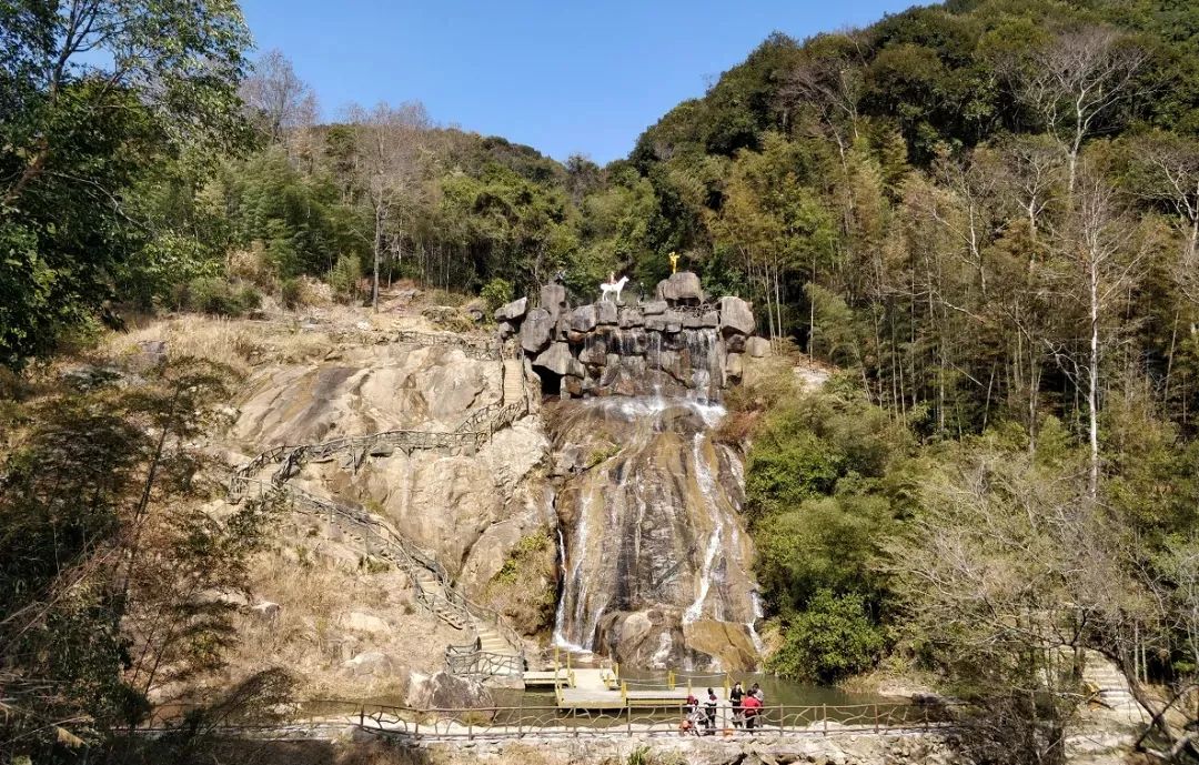 龙川发布在佗城嶅山溪谷生态旅游景区 游客或携家带口,或邀亲朋好友