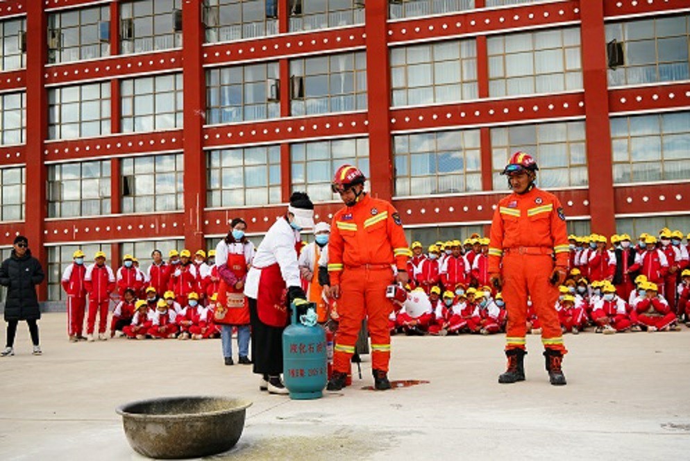 那曲消防救援支队深入双湖县中学开展消防安全培训及演练