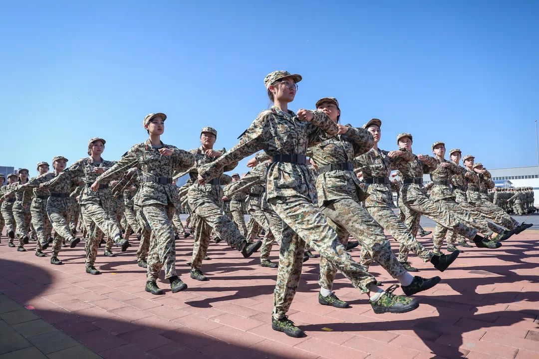 军训收官5700余名小白杨高燃亮相