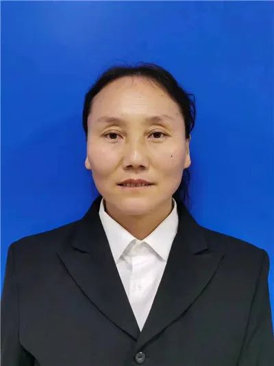 张丽萍,女,39岁,麟游县润德汽车饰品有限公司南坊新城扶贫车间主任.