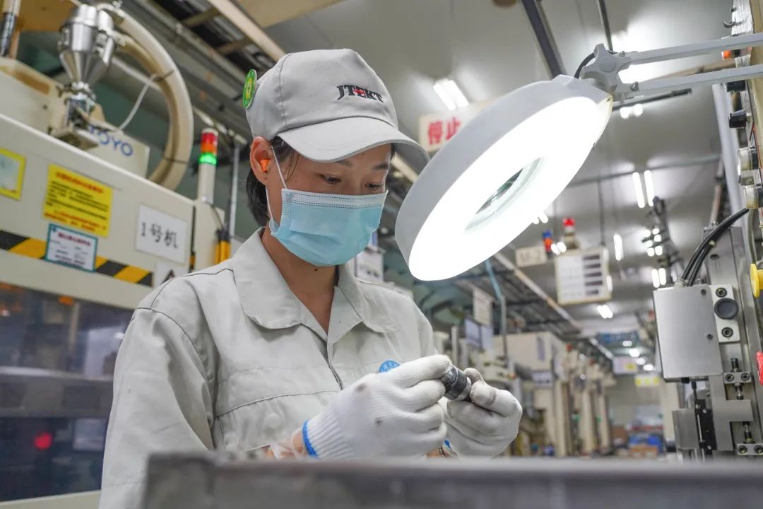 走进捷太格特车间,各个岗位的作业员全副武装,熟练操作机台,有条不紊