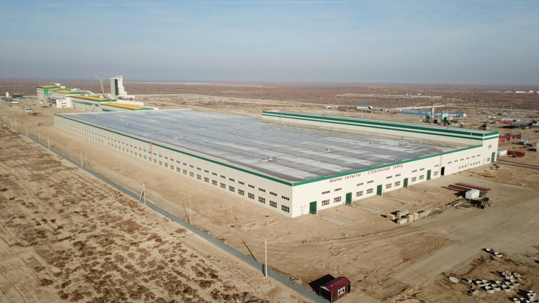 为祖国献礼中亚地区最大最先进的浮法玻璃生产线即将建成
