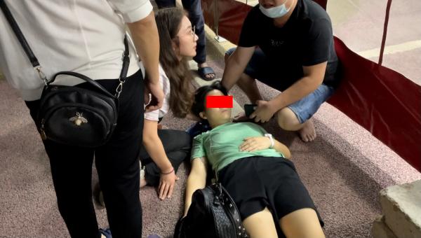 湖南街头一女子突然晕倒河南太康女大学生跪地20分钟救人