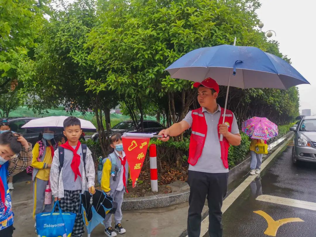 家长护学岗,为学生撑起安全"保护伞"
