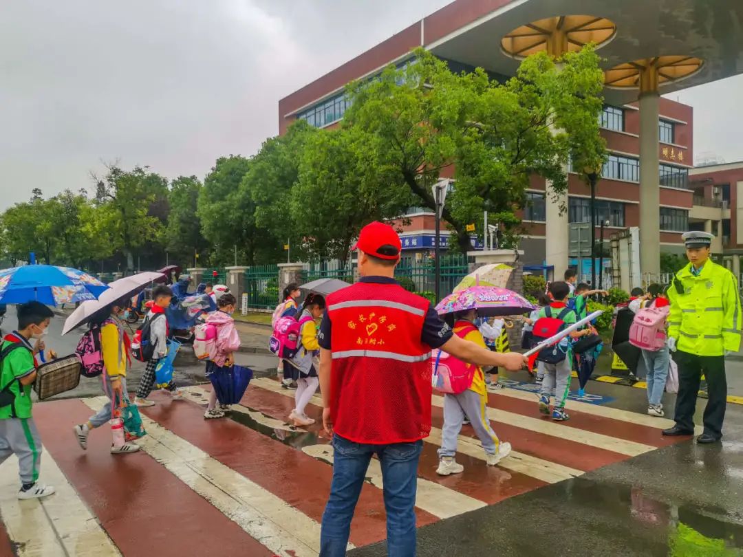 家长护学岗,为学生撑起安全"保护伞"_澎湃号·政务_澎湃新闻-the pape