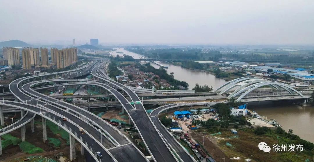 徐州发布秦洪互通立交桥位于东三环与三环北路立交处,是徐州市区首条