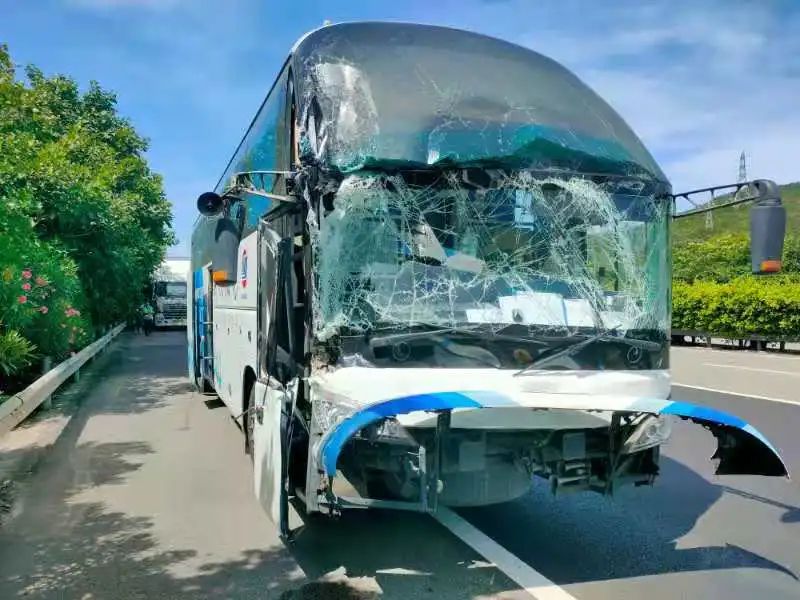 事故现场安全带救了他们一命丨一盔一带